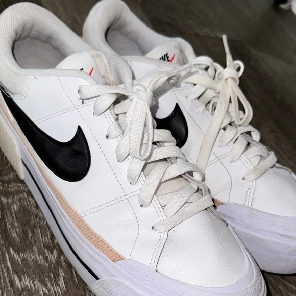 Nike White and Black Women's Sneakers - Picture 6 of 6
